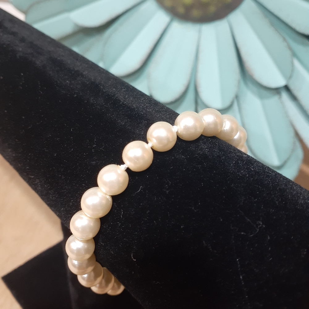 Handcrafted pearl bracelet
